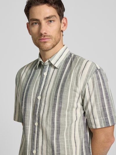 Männermodel trägt Loose Fit Freizeithemd aus reiner Baumwolle von Tom Tailor Denim, Optik:Allover-Muster, gestreift, Nahaufnahme Oberkörper.
