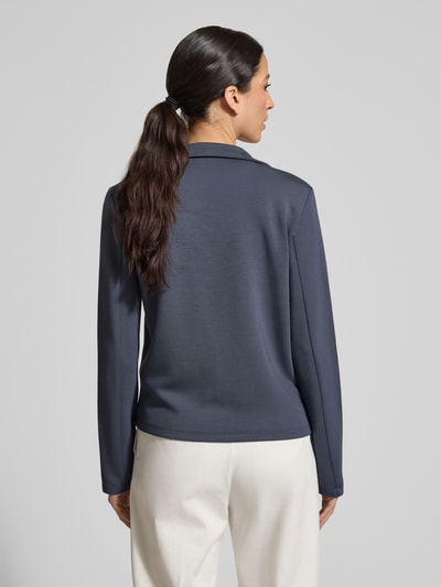 Frauenmodel trägt Sweatblazer mit Taschen und Revers von Christian Berg Woman, Material-Mix mit Modal-Anteil, Regular-Fit, Ganzkörperansicht Rückansicht.