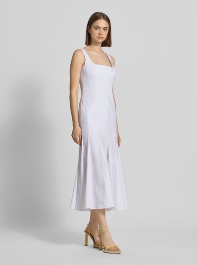 Frauenmodel trägt Cocktailkleid mit Karree-Ausschnitt Modell 'LOLITA' von Bardot aus weißem Baumwoll-Mix mit Stretch-Anteil, körpernaher-Schnitt, Midikleid, breite Träger, rückseitiger Haken-Reißverschluss, glatte Textur, Ganzkörperansicht von vorne.