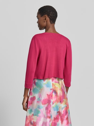 Frauenmodel trägt Bolero aus Viskose-Mix mit 3/4-Arm von Vera Mont, kräftiges Pink, glatte Textur, Rückenlänge 41 cm, Ganzkörperansicht Rückansicht