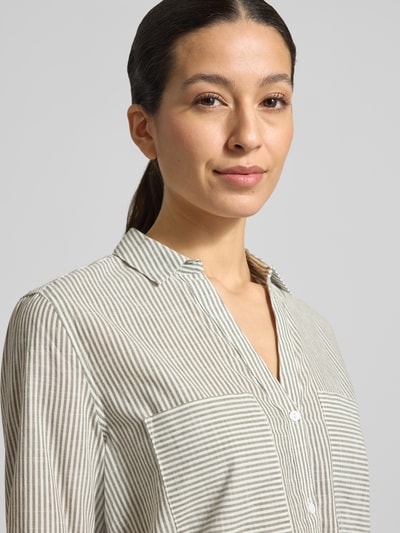Vrouwenmodel draagt Regular Fit Blouse met V-hals en borstzakken van Christian Berg Woman, puur katoen, streepmotief, overhemdkraag, Nahaufnahme Oberkörper