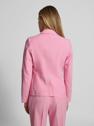 Vrouwenmodel draagt Regular Fit Blazer aus Leinen-Mix mit Paspeltaschen van Christian Berg Woman Selection in roze, ruglengte 60 cm, borstwijdte 46 cm, mouwlengte 60 cm, mix van katoen en linnen, paspelzakken, reverskraag, regular fit, dames blazer, ganzkörperansicht rückansicht.