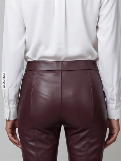 Vrouwenmodel draagt Wide Leg Kunstlederhose aus Viskose-Mix model 'MACY' van Raffaello Rossi, Dames Lederhose, detailopname rugaanzicht