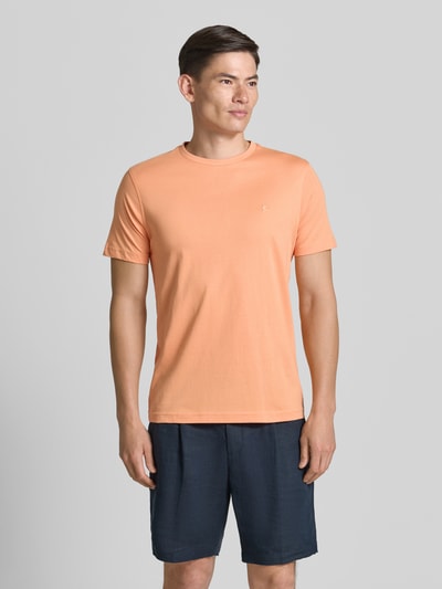 Mannelijk model draagt T-shirt met ronde hals en gestikt logo van Lerros, puur katoen, regular fit, ruglengte maat M 77 cm, geheelvooraanzicht