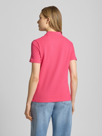 Frauenmodel trägt Poloshirt mit Logo-Stitching und Polokragen von Gant in Pink aus Reine Baumwolle, Regular-Fit, Rückenlänge 57 cm, Ganzkörperansicht Rückansicht.