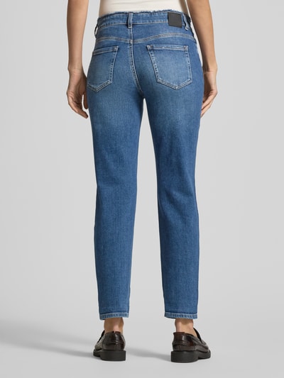 Frauenmodel trägt Jeans mit 5-Pocket-Design von Marc Cain im Gerader-Schnitt aus Baumwoll-Elasthan-Mix, mittleres Blau, Ganzkörperansicht Rückansicht.