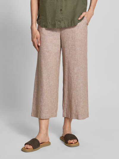 Frauenmodel trägt Culotte aus Leinen-Mix mit Gürtel von Christian Berg Woman, Wide-Fit, beige, französische Eingrifftaschen, Nahaufnahme Unterkörper.