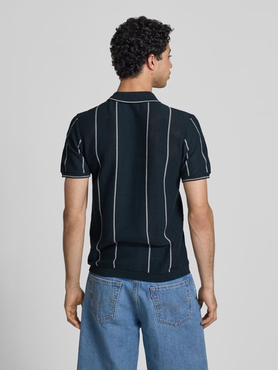 Männermodel trägt Slim Fit Poloshirt mit Knopfleiste Modell 'AVEN' von Blend, Reine Baumwolle, schwarze Grundfarbe mit weißen Streifen, Rückenlänge bei Größe M 71 cm, Ganzkörperansicht Rückansicht.