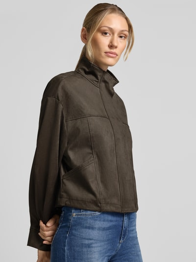 Frauenmodel trägt Oversized Jacke in Leder-Optik Modell 'Neila' von someday, dunkelbraune Töne, elastischer Material-Mix, Nahaufnahme Oberkörper.