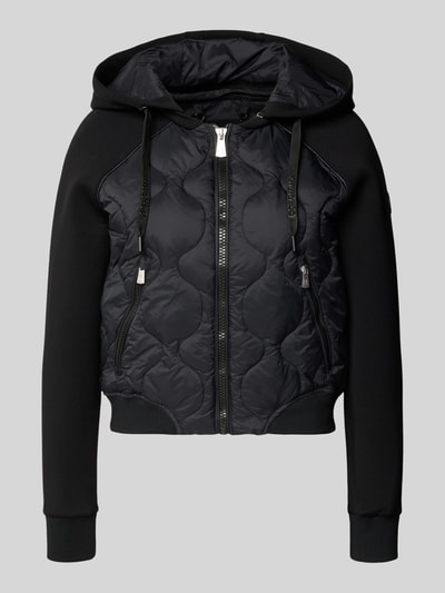 Produktfoto, schwarze Steppjacke mit Reißverschlusstaschen, Kapuze, Regular-Fit, Modell 'MALAYA' von khujo, glatte und gesteppte Textur, Damen, Rückenlänge 50 cm, Schulterbreite 47 cm, Brustweite 49 cm, Ärmellänge 71 cm, Größe S.