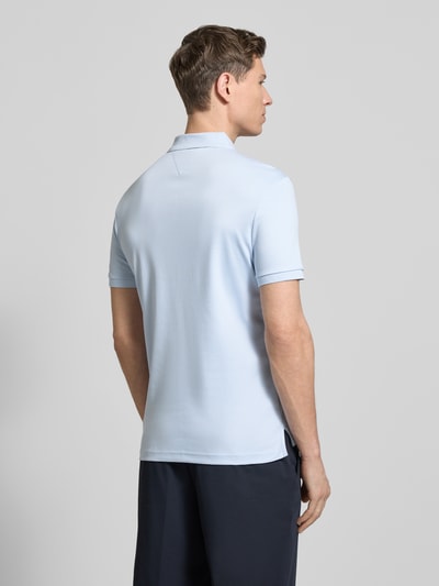 Mężczyzna nosi Koszulkę polo Regular Fit z czystej bawełny Model 'LIQUID COTTON' od Tommy Hilfiger, melanż, krój regular fit, wyhaftowane logo, kołnierzyk polo, krótki rękaw, prążkowane wykończenie rękawów, wykończenie z rozcięciami po bokach, bawełna, widok całej sylwetki z tyłu.