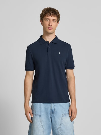Männermodel trägt Modern Fit Poloshirt mit logo-stitching van REVIEW, katoenmix, polokraag, korte knoopsluiting, ganzkörperaanzicht van voren