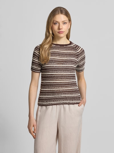 Frauenmodel trägt Strickshirt im Allover-Look mit Rollsaum von Jake*s Casual aus Baumwoll-Mix, Regular-Fit, Rundhalsausschnitt, Ganzkörperansicht von vorne.