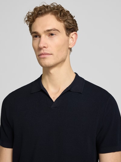 Männermodel trägt Regular Fit Poloshirt aus Lyocell-Mix mit Seiden-Anteil von Profuomo, V-Ausschnitt, Strukturmuster, Nahaufnahme Oberkörper.
