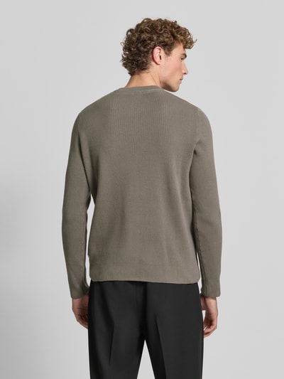 Männermodel trägt Slim Fit Strickpullover Baumwoll-Mix von Lindbergh in gerippter Optik, Rückansicht, Nahaufnahme Oberkörper, Rückenlänge 70 cm, Ärmellänge 72 cm.