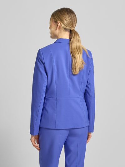 Frauenmodel trägt Slim Fit Blazer mit Reverskragen von Betty Barclay in Blau aus Elastischer-Material-Mix, 2-Knopfleiste, Ganzkörperansicht Rückansicht.
