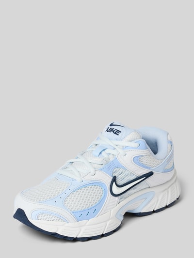 Produktfoto, Sneaker mit Logo-Detail von Nike in Weiß und Hellblau, abgerundete Passform, Schnürverschluss, profilierte Sohle, Absatzhöhe 6 cm, Schafthöhe 6 cm, Schaftweite 7 cm bei Größe 39, strukturierte Mesh- und Synthetik-Textur