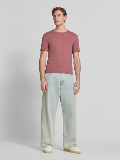 Męski model trägt T-Shirt in Ripp-Optik mit Rundhalsausschnitt von Jake*s, mieszanka bawełny i elastanu, krój slim fit, długość tyłu w rozmiarze M: 56 cm, cała sylwetka z przodu