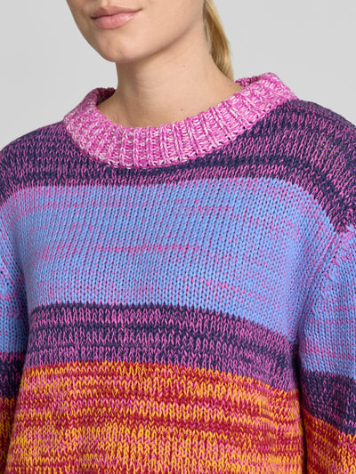 Frauenmodel trägt Strickpullover mit Rundhalsausschnitt Modell 'ALINEA' von ICHI im bunten Grobstrick, Baumwoll-Mix, Nahaufnahme Oberkörper.