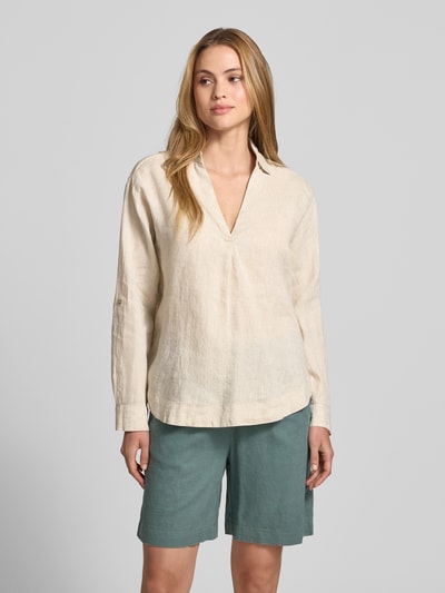 Frauenmodel trägt Regular Fit Leinenbluse mit V-Ausschnitt von Christian Berg Woman in Beige mit Hemdblusenkragen, reine Leinen, Ganzkörperansicht von vorne. Rückenlänge bei Größe 36: 72 cm, Ärmellänge bei Größe 36: 58 cm.