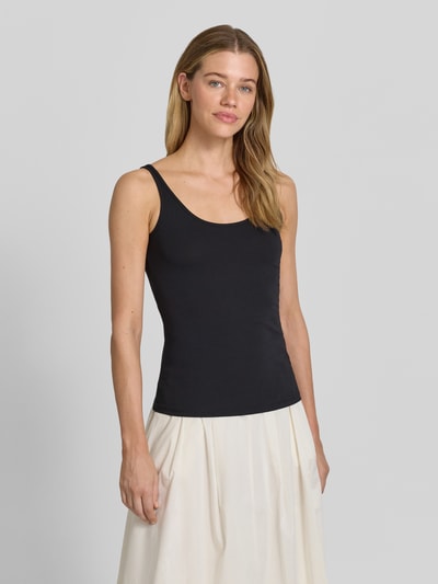 Modelka nosi Slim Fit Top mit Rundhalsausschnitt von Jake*s Casual, czarny, mieszanka bawełny, krój slim fit, okrągły dekolt, krój bez rękawów, długość tyłu w rozmiarze S: 45 cm, ujęcie całej sylwetki z przodu.