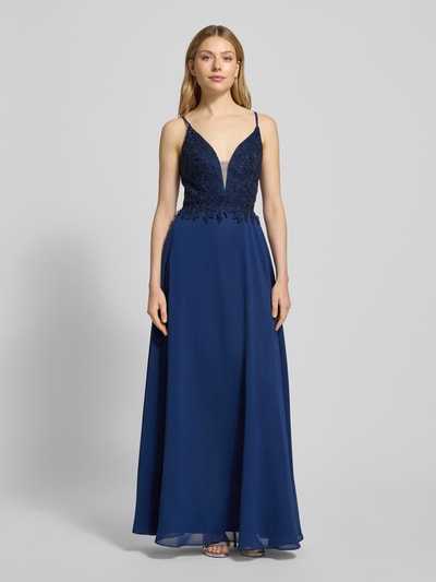 Frauenmodel trägt Tailliertes Abendkleid mit Zierbesatz von LUXUAR FASHION in Unifarbe, Maxi-Länge, Spaghettiträger, Vorderansicht.