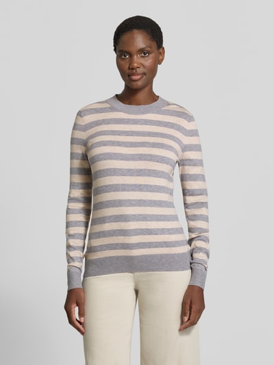 Frauenmodel trägt Strickpullover mit Rundhalsausschnitt von Christian Berg Woman im Viskose-Mix mit beige-grauen Streifen, Ganzkörperansicht von vorne.