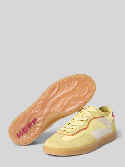 Produktfoto, Sneaker aus Leder-Mix mit Logo-Stitching Modell 'Park' von HOFF in Gelb mit abgerundeter Passform, glatte Sohle, Schnürverschluss, Damen, Absatzhöhe 3 cm, Schafthöhe 7 cm, Schaftweite 7 cm.