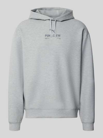 Produktfoto, Hoodie mit Logo von PUMA PERFORMANCE in Hellgrau, Material-Mix mit Lyocell-Anteil, Relaxed Fit, Vorderansicht
