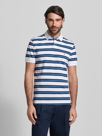 Männermodel draagt Regular Fit Poloshirt aus katoenmix van Tommy Hilfiger, look: all-over motief, korte mouw, piqué, voorkant, geheel lichaam