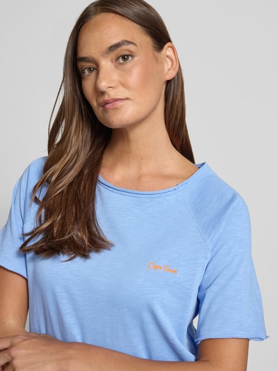 Frauenmodel trägt T-Shirt mit Statement-Stitching und Rollsaum von Smith and Soul in Hellblau, reine Baumwolle, Nahaufnahme Oberkörper.
