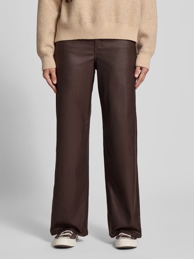 Vrouwenmodel draagt bruine Wide Fit Hose aus Viskose-Mix Modell 'ZOE CAMILLA' van JJXX met steekzakken, ganzlichaamsaanzicht van voren.