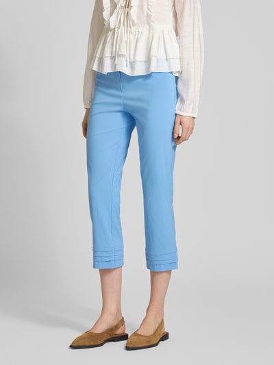 Kobiece modelka nosi Caprihose aus Viskose-Mix Modell 'Ina' od STEHMANN, niebieski, krój slim fit, drapowania, szerokość w rozmiarze 36: 38 cm, długość wewnętrzna nogawki w rozmiarze 36: 59 cm, ujęcie całej sylwetki z przodu