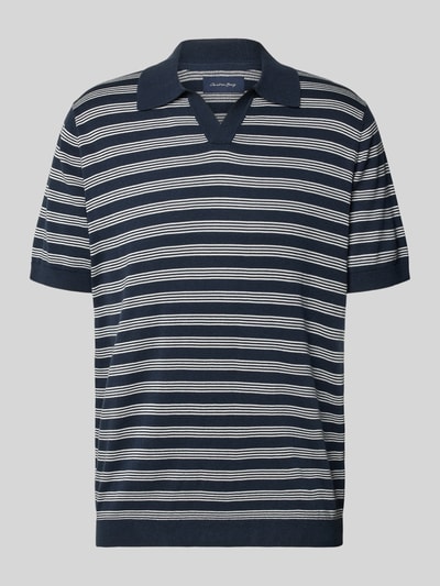Produktfoto, Regular Fit Poloshirt mit V-Ausschnitt von Christian Berg Men aus bawełny, krój regular fit, granatowe i białe paski, kołnierzyk polo, długość tyłu w rozmiarze M: 68 cm, długość rękawa w rozmiarze M: 27 cm, tekstura miękka