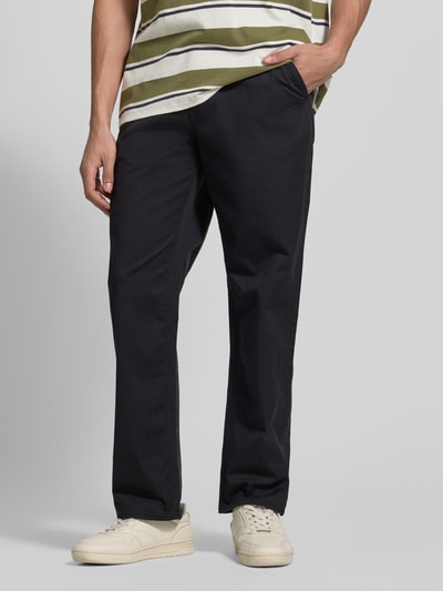 Männermodel trägt schwarze Chino mit Eingrifftaschen Modell 'MADDOX' von Blend, Baumwoll-Elasthan-Mix, Regular Fit, Nahaufnahme Unterkörper.