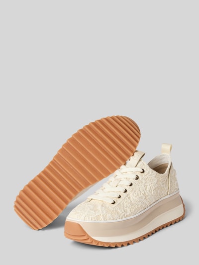 Produktfoto, Low Top Sneaker mit Ajour-Strick Optik von Tamaris in Beige mit floralem Muster, runder Spitze, flacher Absatz, strukturierter Sohle, Logo-Prägung und Label-Applikation.
