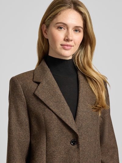 Frauenmodel trägt Blazer aus Woll-Mix mit Viskose-Anteil Modell 'PIPER' von Mango, Reverskragen, 2-Knopfleiste, Nahaufnahme Oberkörper.