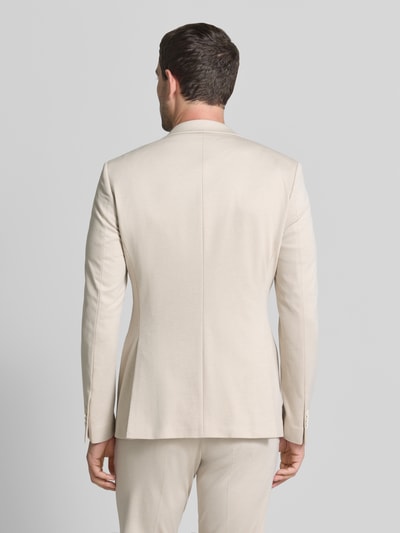 Männermodel trägt Slim Fit 2-Knopf-Sakko mit Paspeltaschen von MCNEAL in Beige, glatte Textur, Rückenansicht, Ganzkörperansicht Rückansicht. Viskose-Mix mit Stretch-Anteil, Reverskragen, Rückenlänge 74 cm, Schulterbreite 43 cm, Ärmellänge 68 cm.