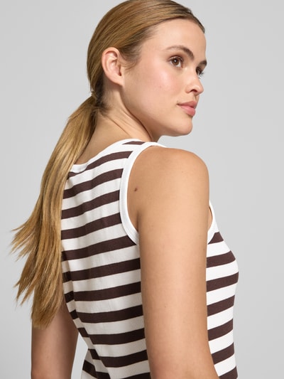 Frauenmodel trägt Slim Fit Top mit Rundhalsausschnitt Modell 'Effy' von FREE/QUENT, braun-weiß gestreift, elastischer Baumwoll-Mix, Nahaufnahme Oberkörper.