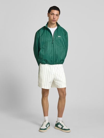 Männermodel trägt Shorts mit Streifenmuster und elastischem Bund von BLKVIS, Regular-Fit, Label-Stitching, Ganzkörperansicht von vorne.