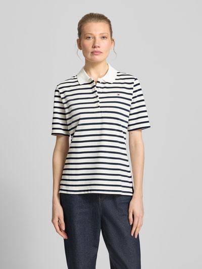 Frauenmodel trägt Regular Fit Poloshirts aus Baumwoll-Mix von Tommy Hilfiger, Optik: Unifarben, Logo-Stitching, Piqué, Ganzkörperansicht von vorne.