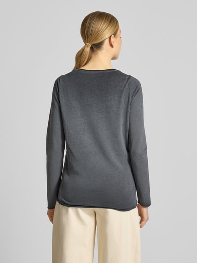 Frauenmodel trägt Longsleeve mit Rundhalsausschnitt von Smith and Soul aus Baumwoll-Mix in Dunkelgrau, gerader Schnitt, Ganzkörperansicht Rückansicht
