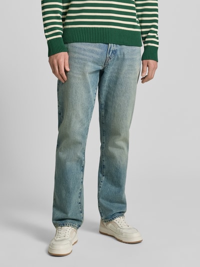 Männermodel trägt Straight Leg Jeans im 5-Pocket-Design von GAP aus Reine Baumwolle, Relaxed-Fit, mittleres Blau, Nahaufnahme Oberkörper.