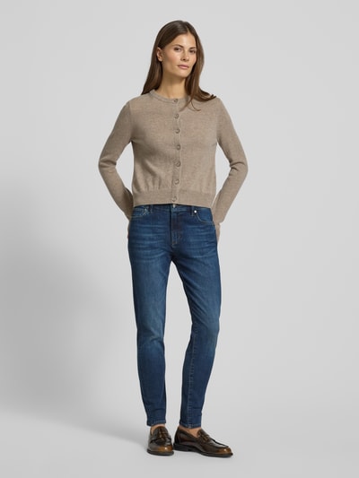 Kobiece modelka nosi Jeansy z 5 kieszeniami od JOOP! Jeans, mieszanka bawełny ze streczem, krój slim fit, widok całej sylwetki z przodu.
