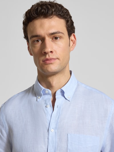 Männermodel trägt Regular Fit Freizeithemd aus Leinen von Christian Berg Men in Hellblau, Knopfleiste, Brusttasche, Nahaufnahme Oberkörper.