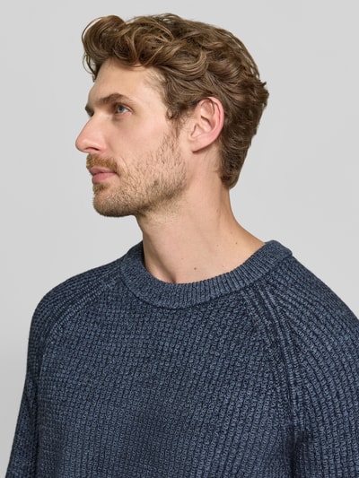 Männermodel trägt Regular Fit Pullover aus Woll-Mix Modell 'Kepler' von BOSS Orange in Dunkelblau, grob gestrickt, Nahaufnahme Oberkörper.