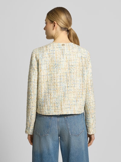 Frauenmodel trägt Regular Fit Blazer in Bouclé-Optik von Liu Jo White in Creme mit blauen Akzenten, strukturierte Oberfläche, Ganzkörperansicht Rückansicht. Rückenlänge 50 cm, Brustweite 36 cm, Ärmellänge 61 cm, Rundhalsausschnitt, Knopfleiste.