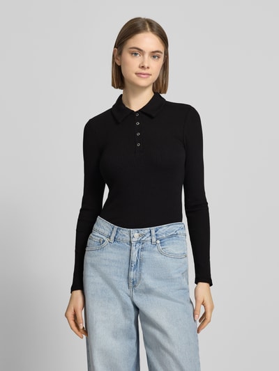 Vrouwenmodel draagt Slim Fit Langarmshirt aus Baumwoll-Mix Modell 'KITTE' van Pieces, zwart, ribstructuur, polokraag, lange mouw, label stitching, effen, voorkant bovenlichaam close-up.