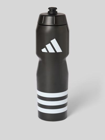 Produktfoto, zwarte Trinkflasche met Logo-Print Modell 'Tiro' van adidas, matte textuur, witte strepen, 0,75l, sportaccessoire.