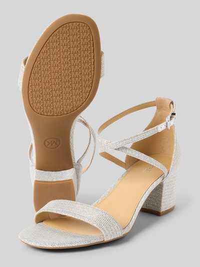 Produktfoto, Sandaletten mit Strukturmuster Modell 'Serena' von MICHAEL Michael Kors mit Allover-Glitzer-Besatz, abgerundete Passform, 6 cm Absatzhöhe, 9 cm Schafthöhe, elegante silberne Farben, eckiger Blockabsatz, strukturierte Oberfläche.